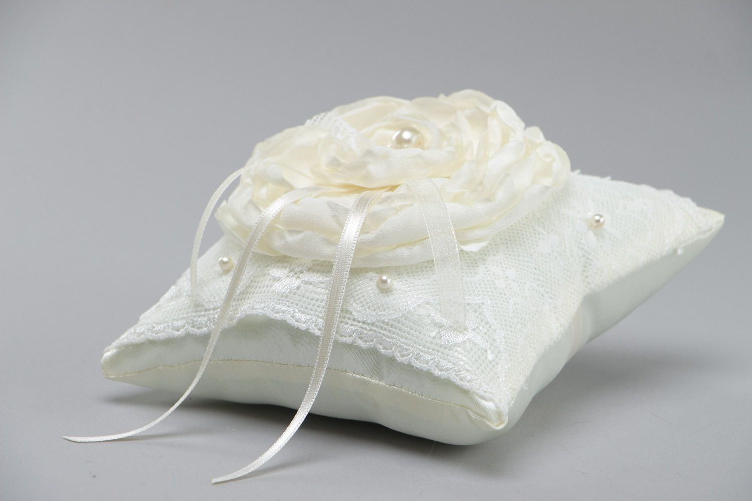 Schönes handmade Ringkissen aus Satin und Chiffon mit Perlen und Blume für Hochzeit foto 3