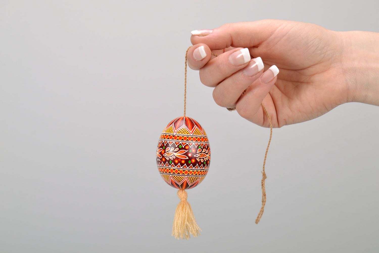 Oeuf de Pâques à suspendre fait main multicolore de style ethnique ukrainien photo 2