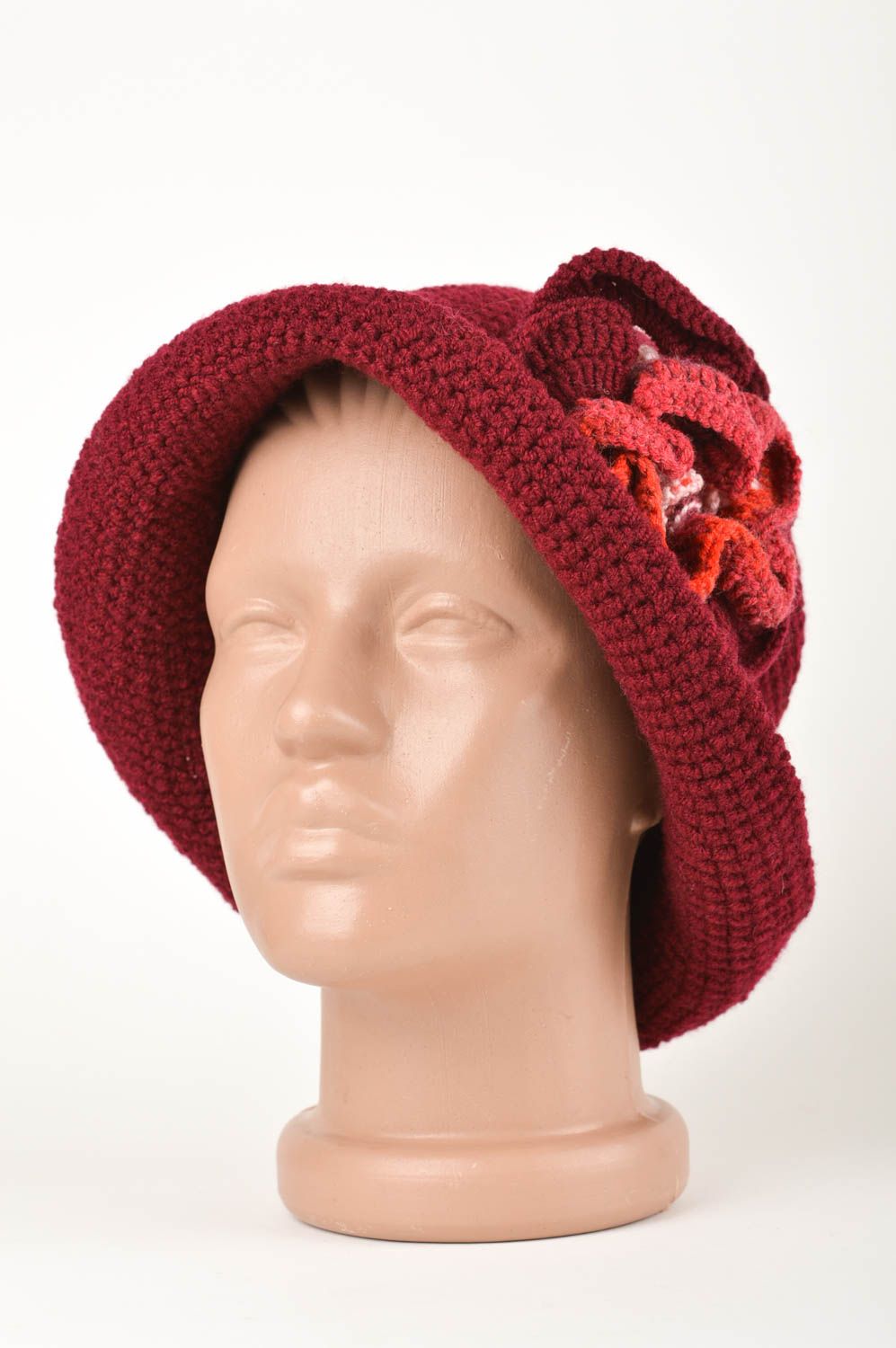 Bonnet tricot fait main Vêtement femme rouge foncé avec fleur Cadeau original photo 1