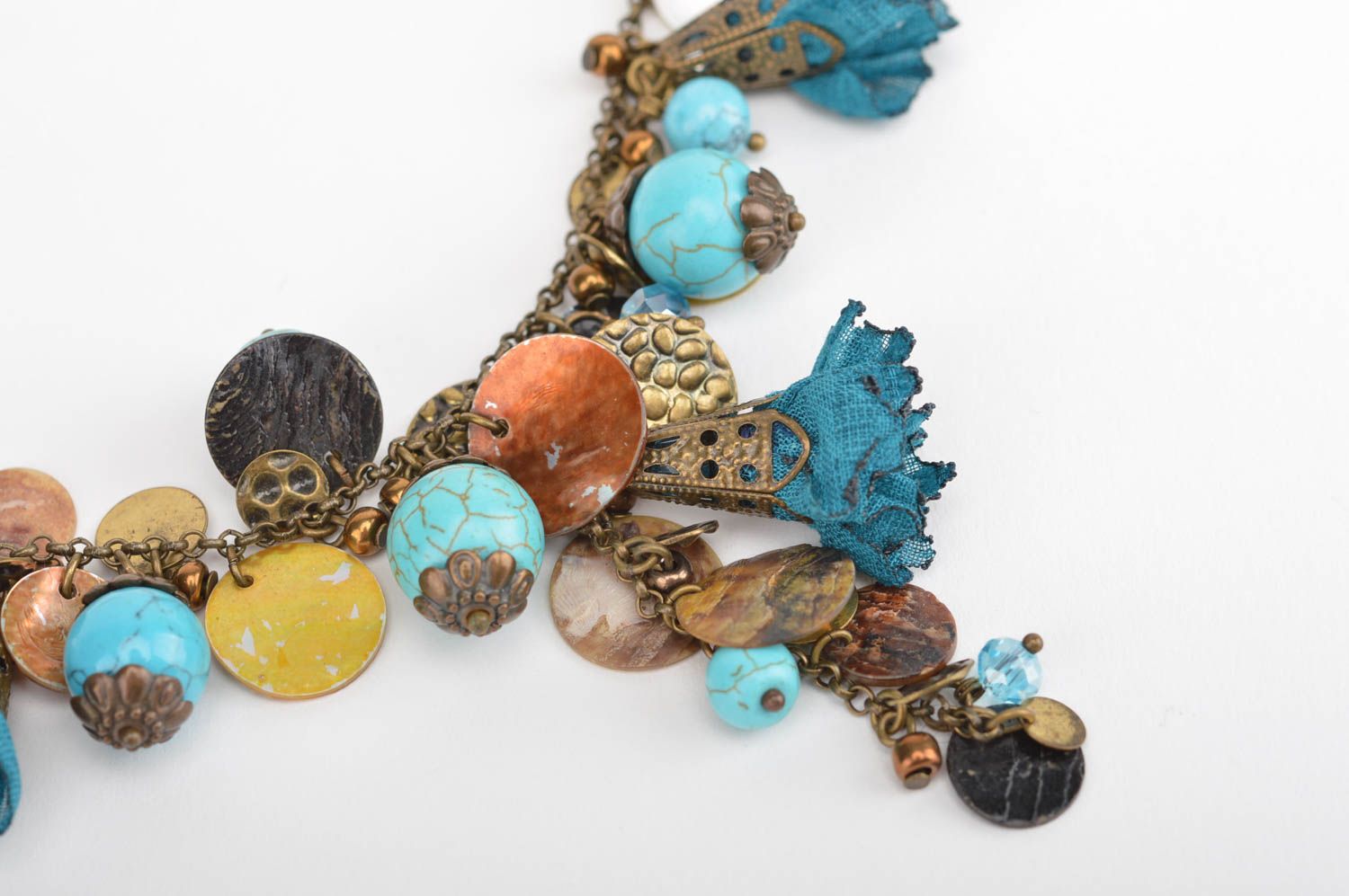 Ожерелье с бирюзой тканевыми цветами и стеклярусом ручной работы оригинальное фото 3