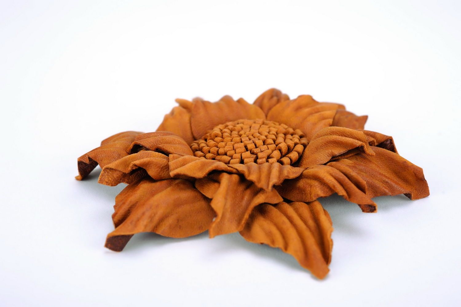 Broche de cuero en forma de flor foto 1