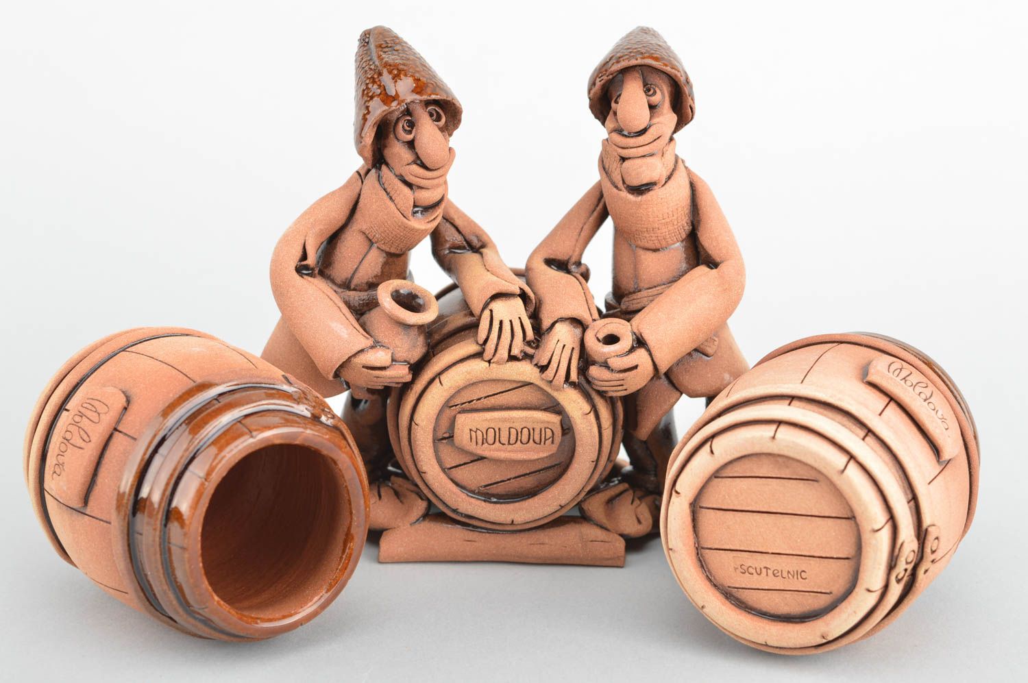 Set de regalo de cerámica figura decorativa vinicultor y 2 vasos  artesanales foto 2