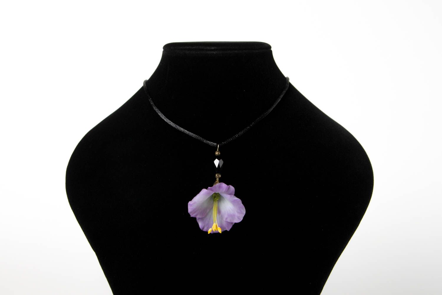 Pendentif pate polymere Bijou fait main fleur violette Accessoire femme photo 1