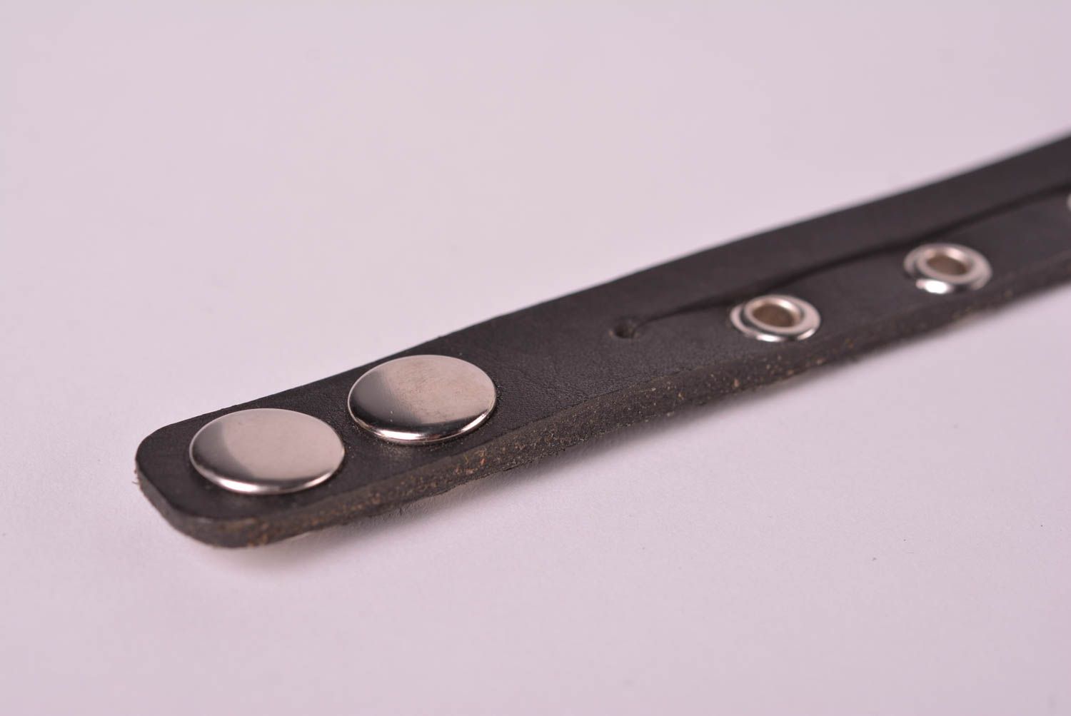 Кожаный браслет ручной работы украшение из кожи черный браслет на руку фото 4