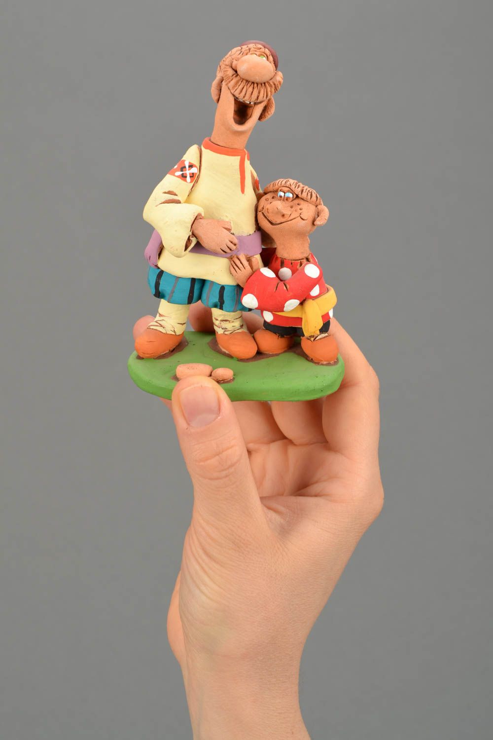 Lustige Figurine aus Ton Kosak mit dem Kind foto 2