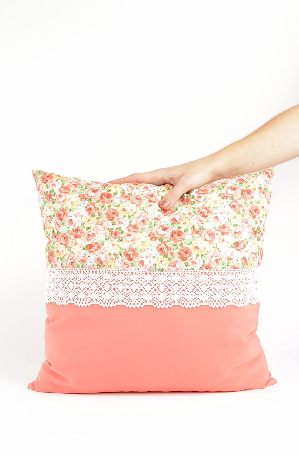 Декоративная подушка подарок ручной работы розовый декор интерьера с цветами фото 3