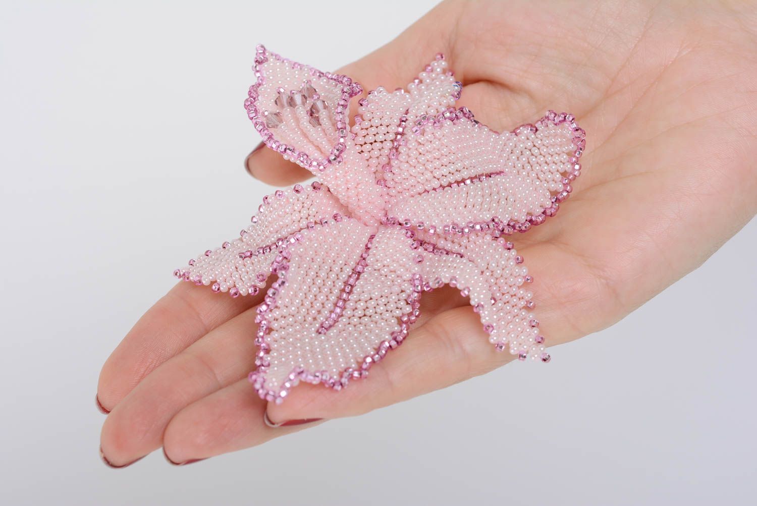 Grande broche en perles de rocaille rose en forme de lys faite main pour femme photo 3
