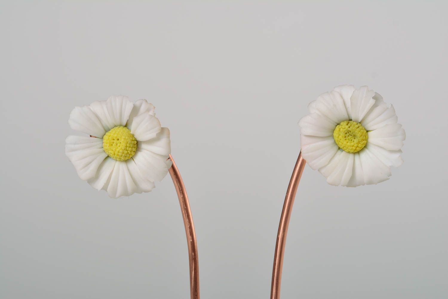 Blume Ohrstecker aus Polymerton handmade stilvoll Kamillen modisch für Frauen foto 2