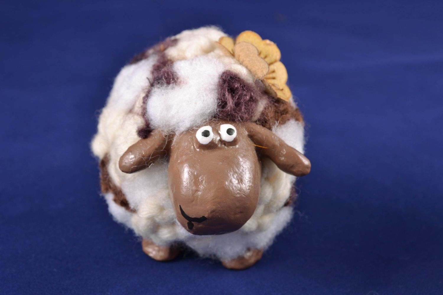 Фигурка из папье-маше овечка с цветком  фото 5