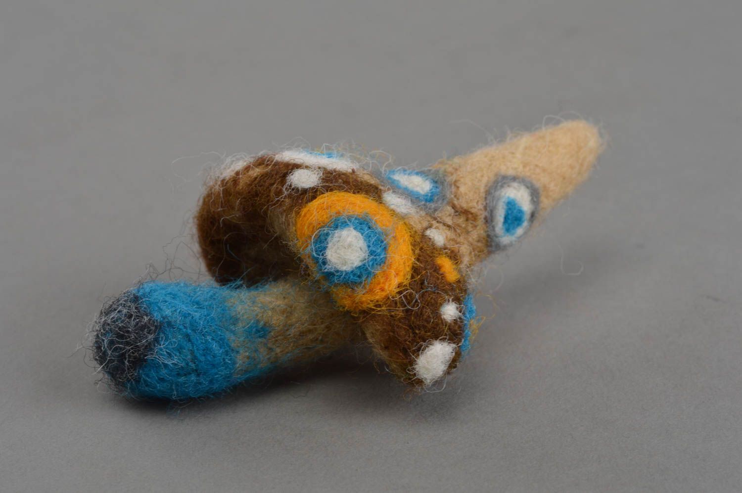 Broche feutrée en laine faite main de créateur bijou insolite champignon photo 4