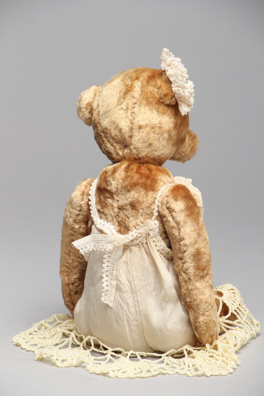 Игрушка в винтажном стиле медведица в светлом платье  фото 3