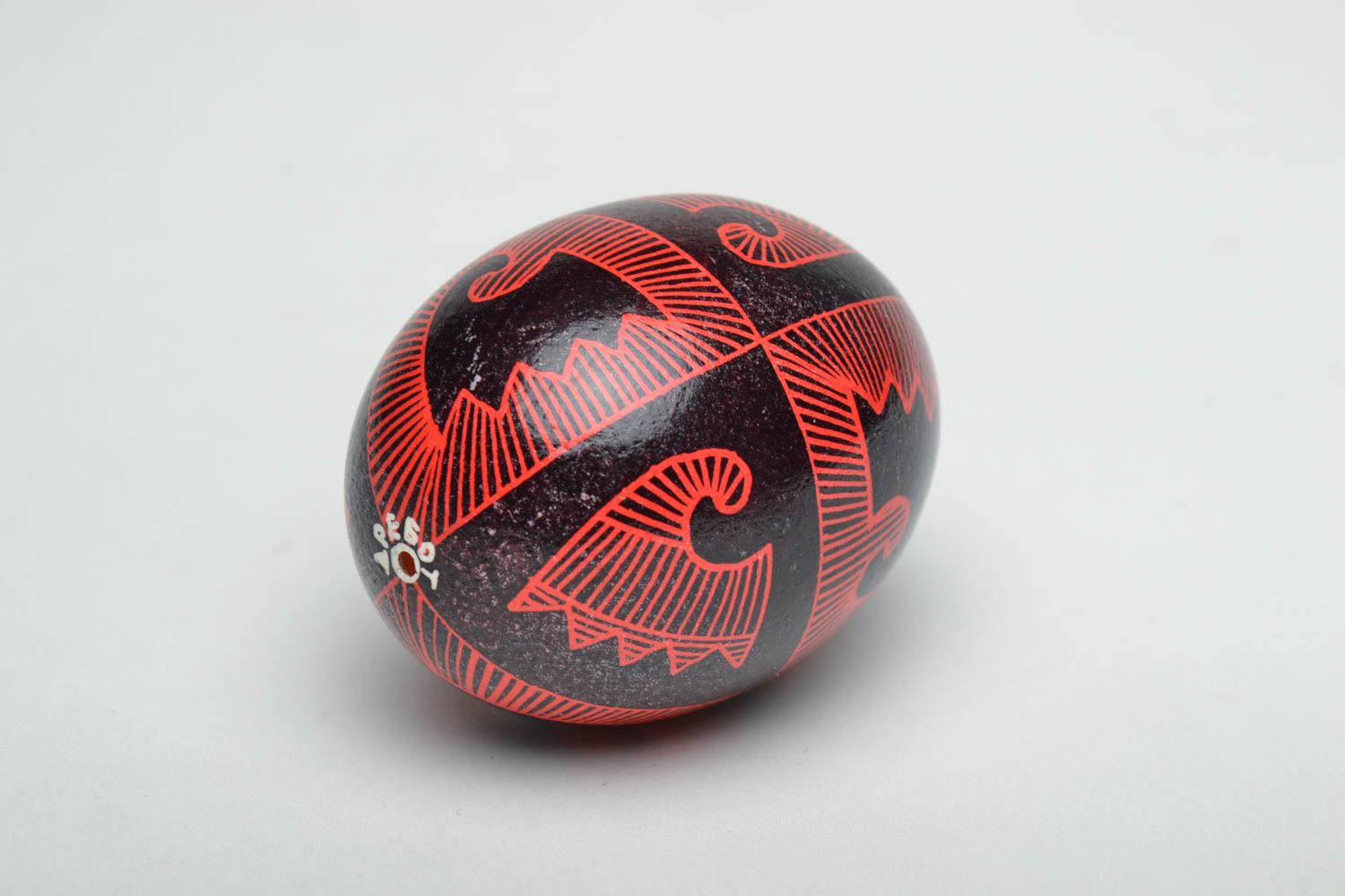 Oeuf de Pâques peint à l'aniline noir et rouge fait main pysanka traditionnelle photo 3