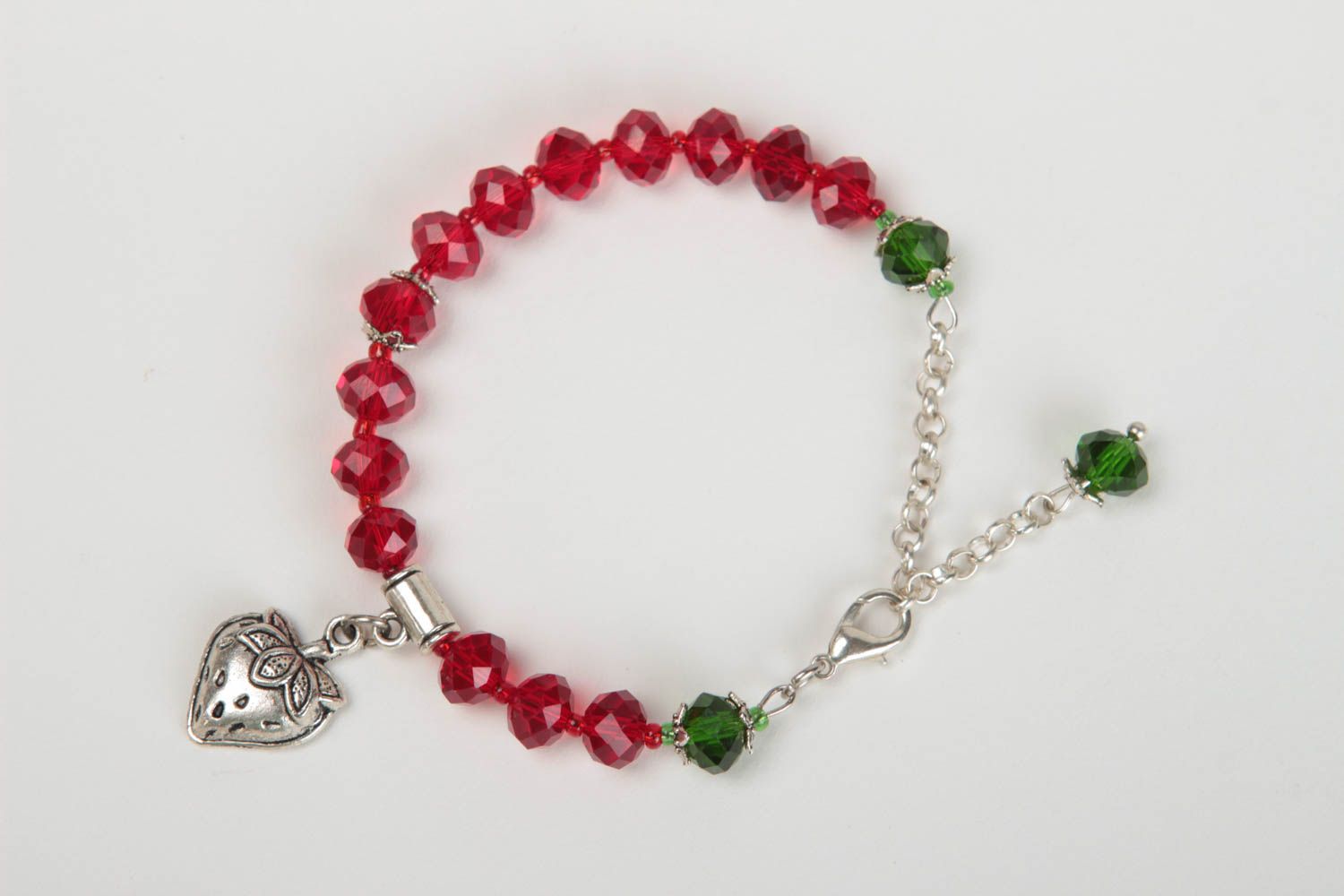 Bracelet rouge cristal Bijoux fait main pendeloque fraise en métal Cadeau femme photo 2