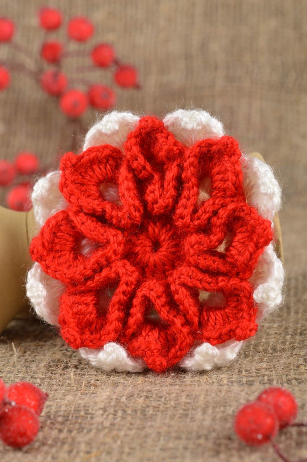 Broche Barrette fleur faite main tricotée au crochet rouge Cadeau femme photo 1