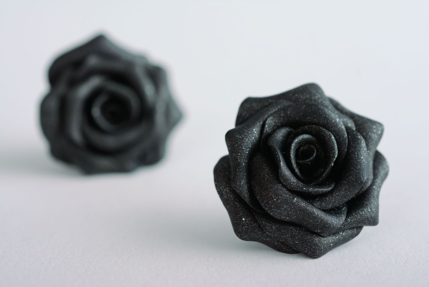 Серьги-гвоздики Черная роза фото 1