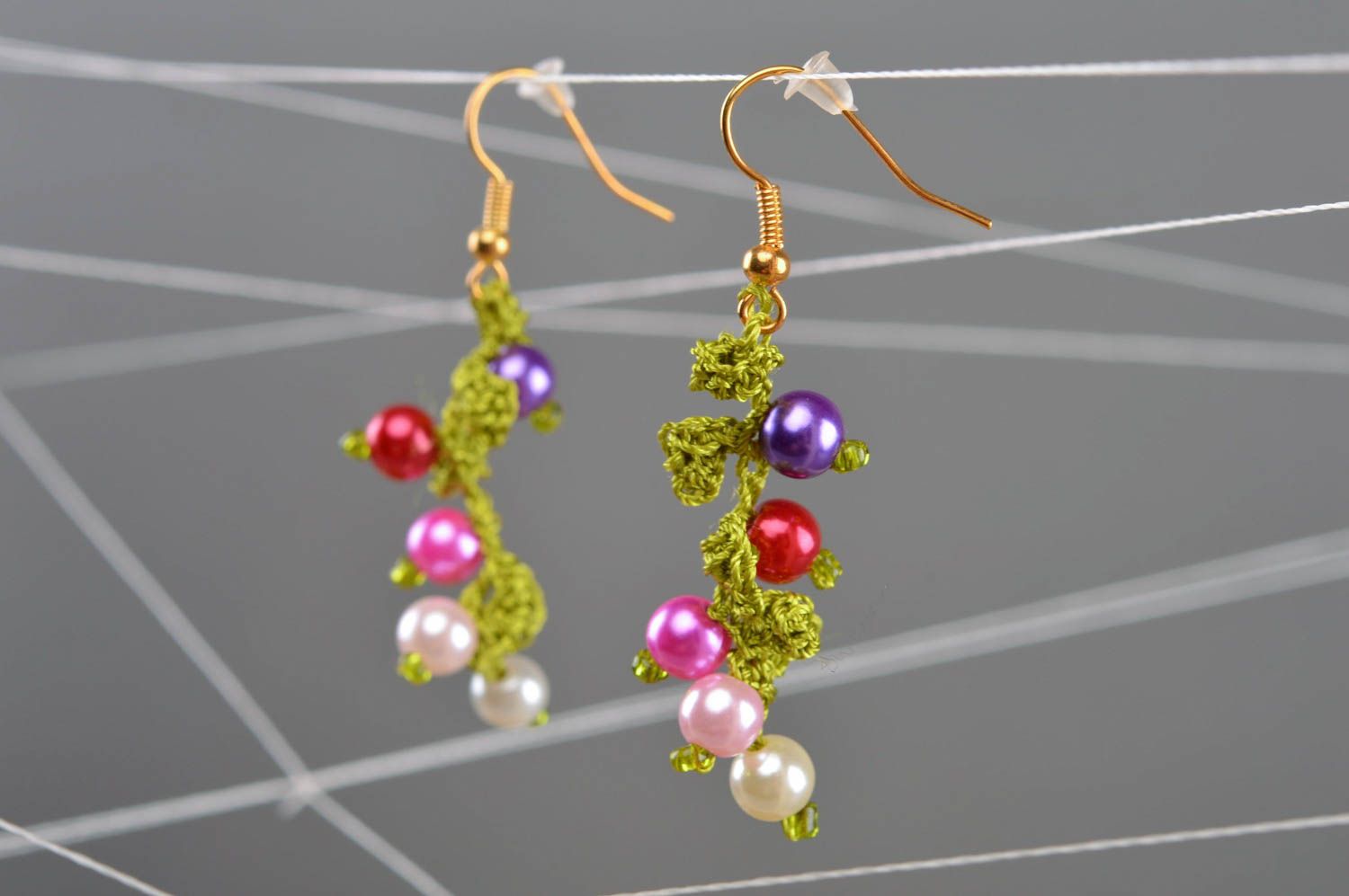 Boucles d'oreilles en fils faites main vertes avec perles fantaisie multicolores photo 1