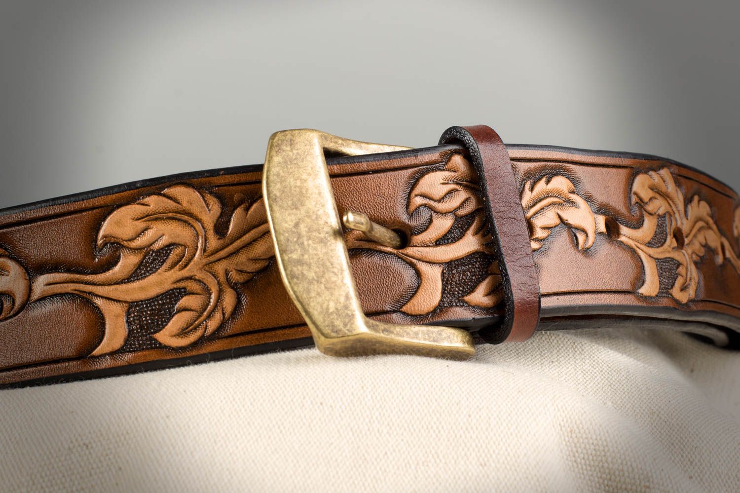 Cinturón de hombre de cuero natural artesanal marrón con hebilla de acero foto 1