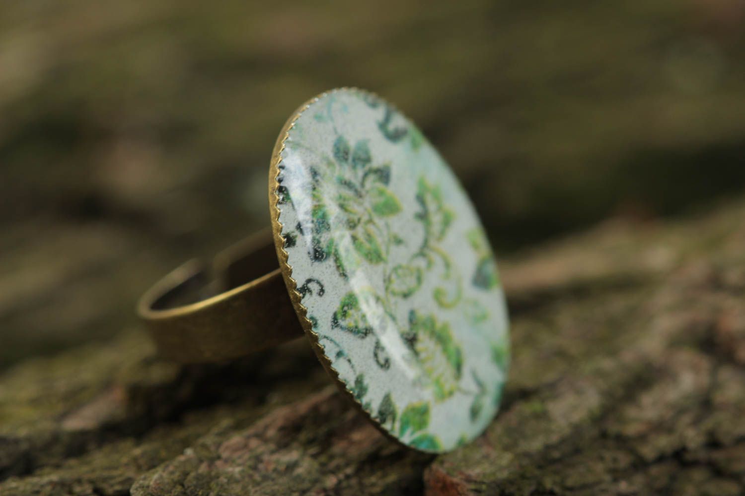 Bague ovale en résine pour bijoux vert clair motif floral originale faite main photo 1
