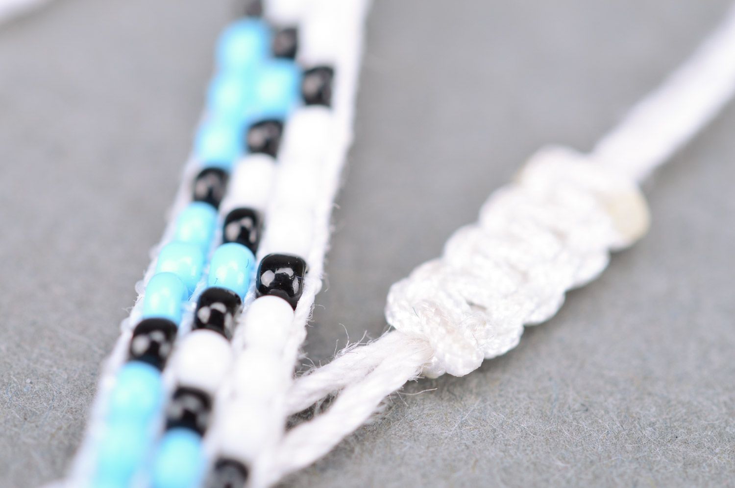 Плетеный браслет из бисера и ниток тонкий светлый с орнаментом ручная работа фото 4
