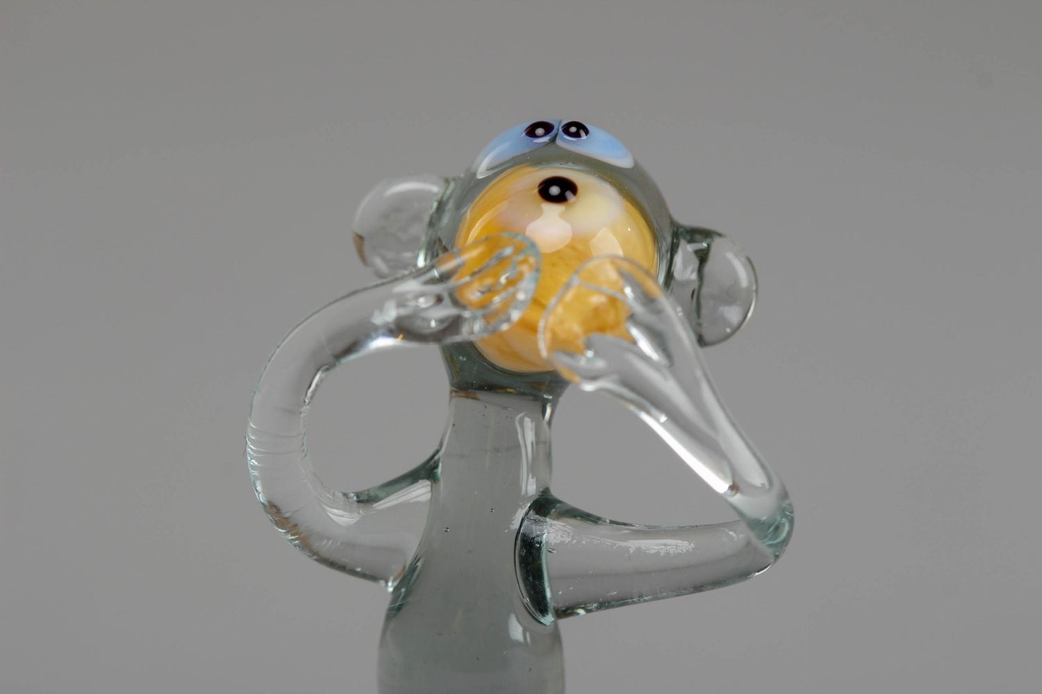 Оригинальная фигурка из стекла в виде обезьянки в технике лэмпворк фото 3