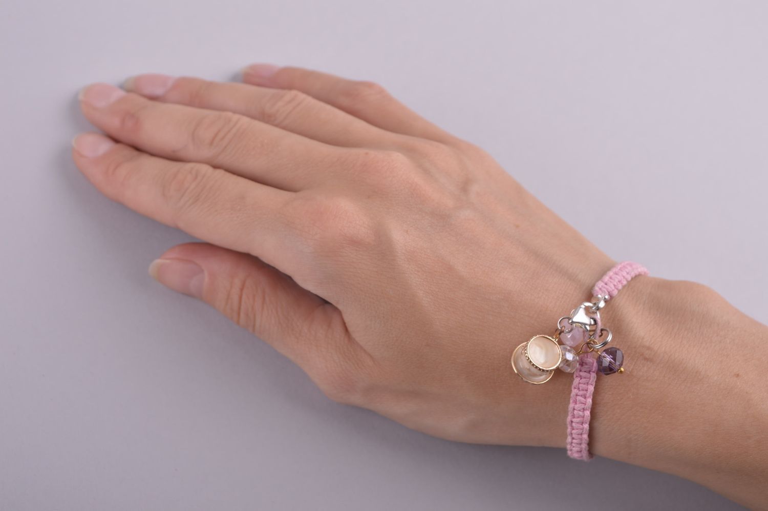 Браслет ручной работы браслет из шнурков плетеный браслет розовый с подвесками фото 4