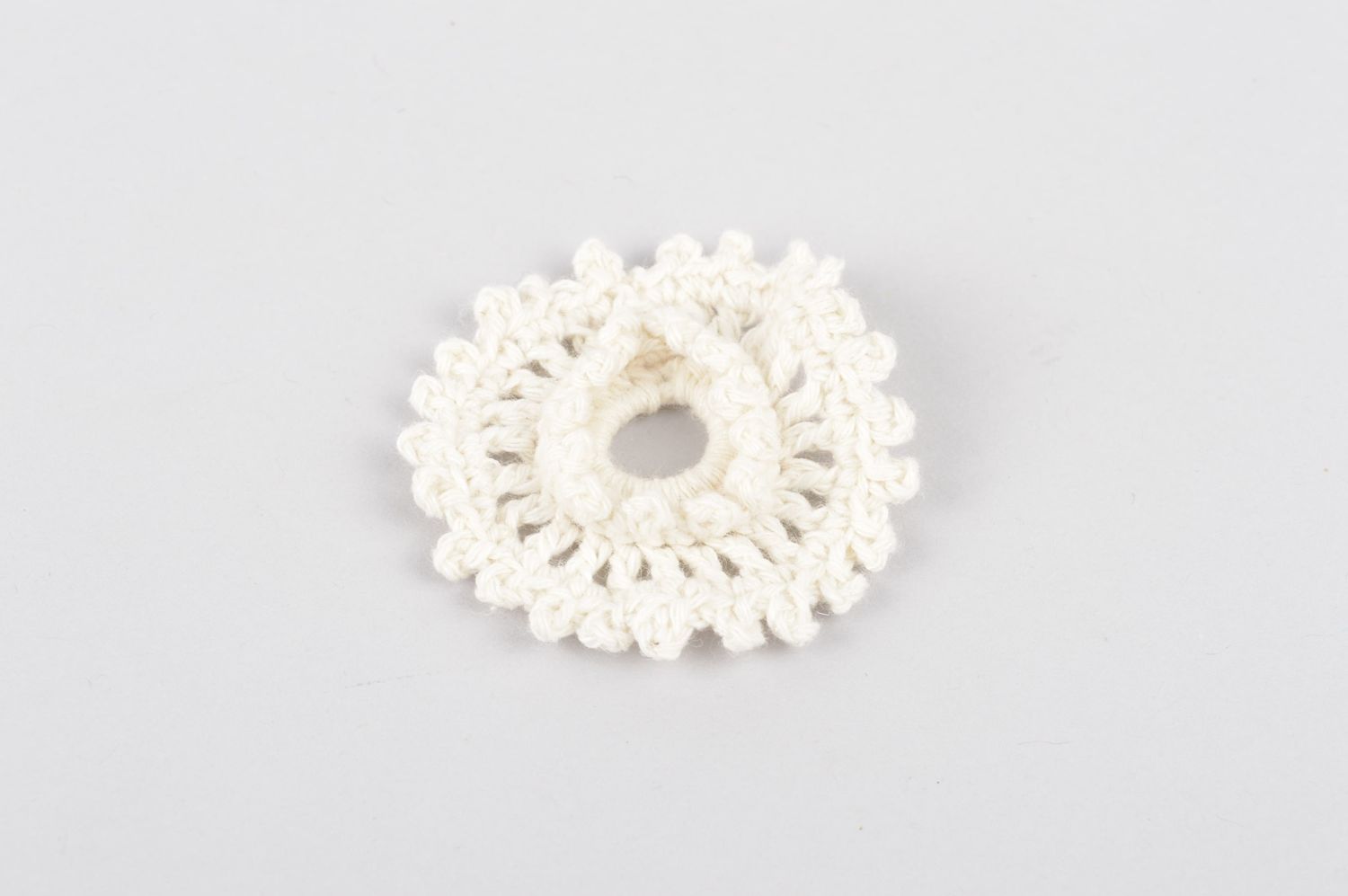 Handmade designer blank crocheted white flower textile brooch fittings photo 2