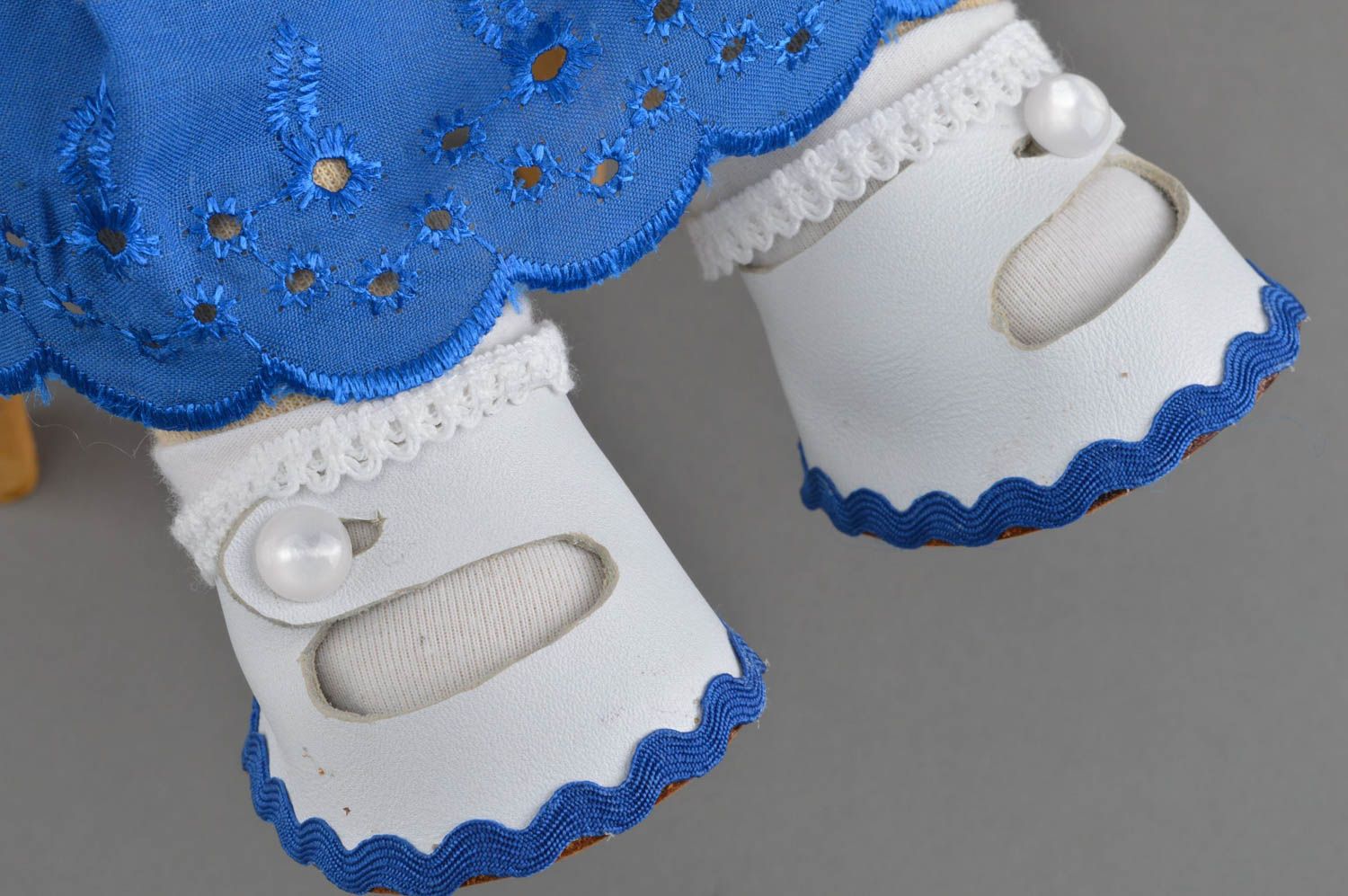 Poupée en tissu Fille faite main en robe bleue belle décoration et jouet photo 4