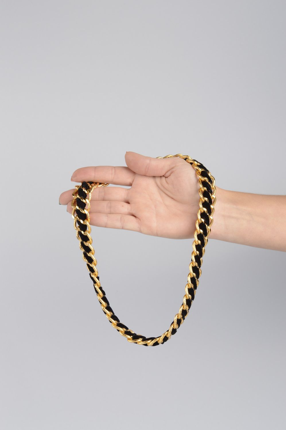 Collier textile Bijou fait main noir avec chaîne en métal Cadeau original photo 4