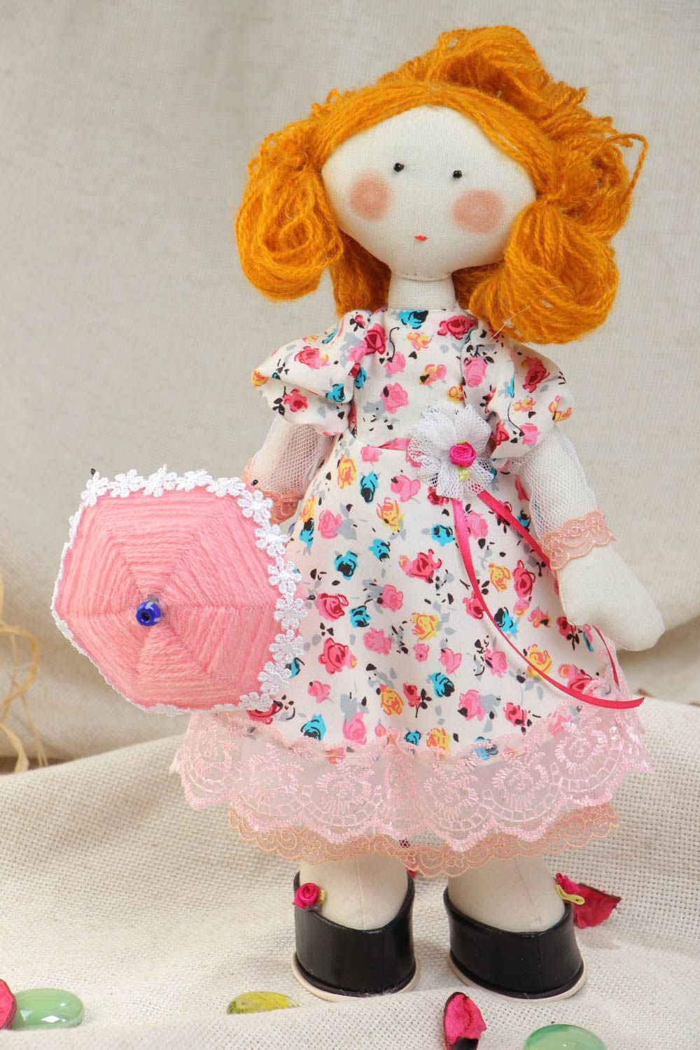 Авторская мягкая кукла с зонтиком для интерьера из хлопка и атласа ручная работа фото 1