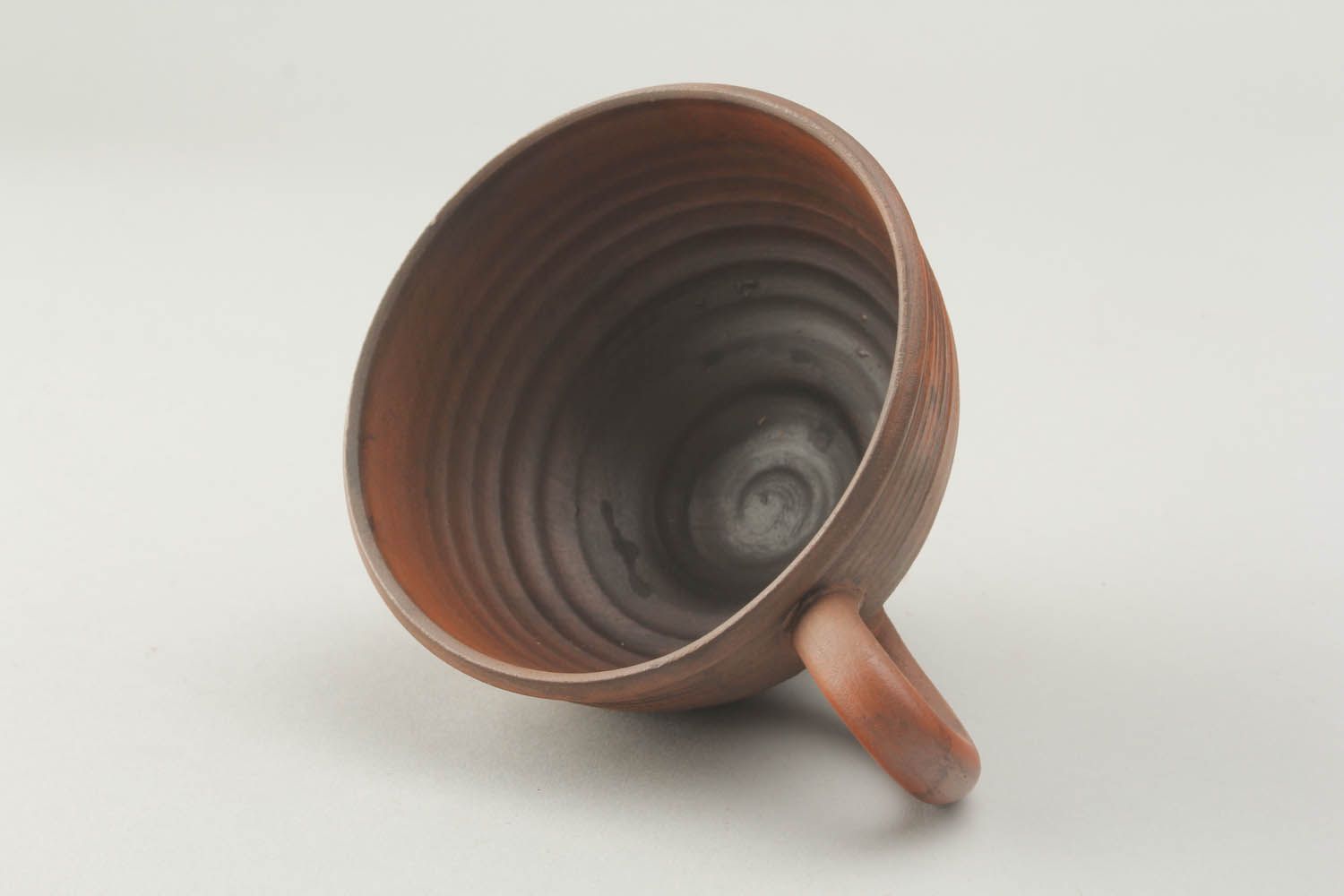 Handgemachte braune Tasse aus Keramik foto 3