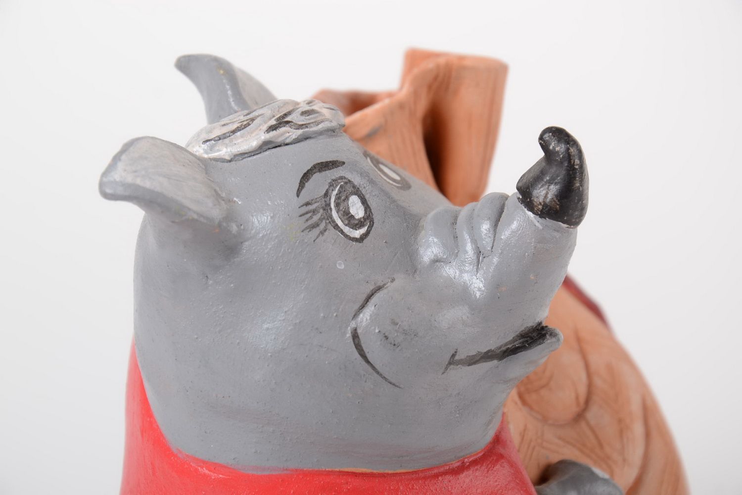Копилка из глины расписанная акрилом в виде носорога с мешком ручной работы фото 5