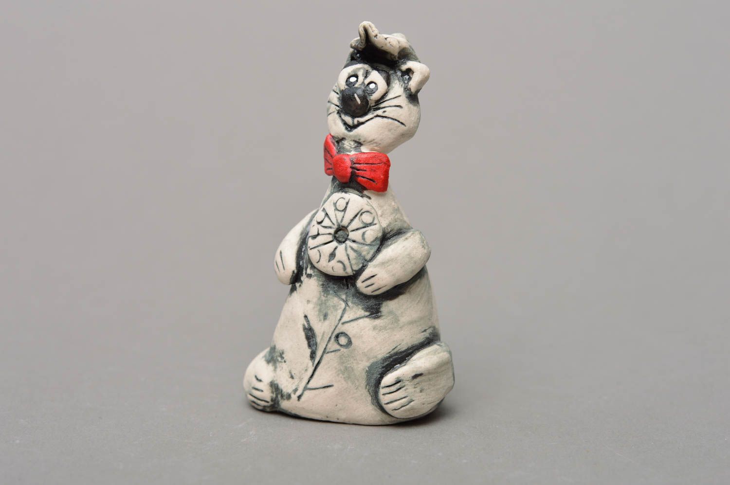 Lustige dekorative Figur aus Porzellan bemalt handmade Kater mit Schirmmütze foto 1