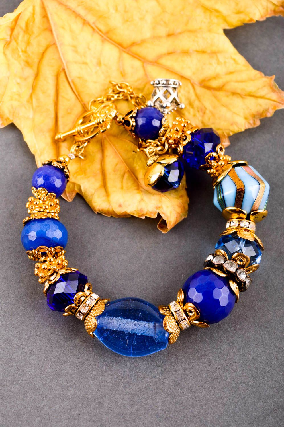 Bracelet à breloques Bijou fait main en laiton bleu Accessoire femme original photo 1