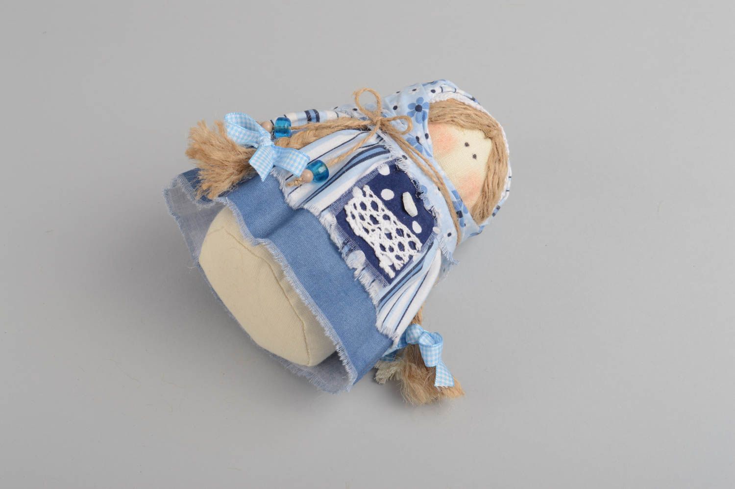 Petite poupée décorative molle de design ethnique faite main en tissu de lin photo 4