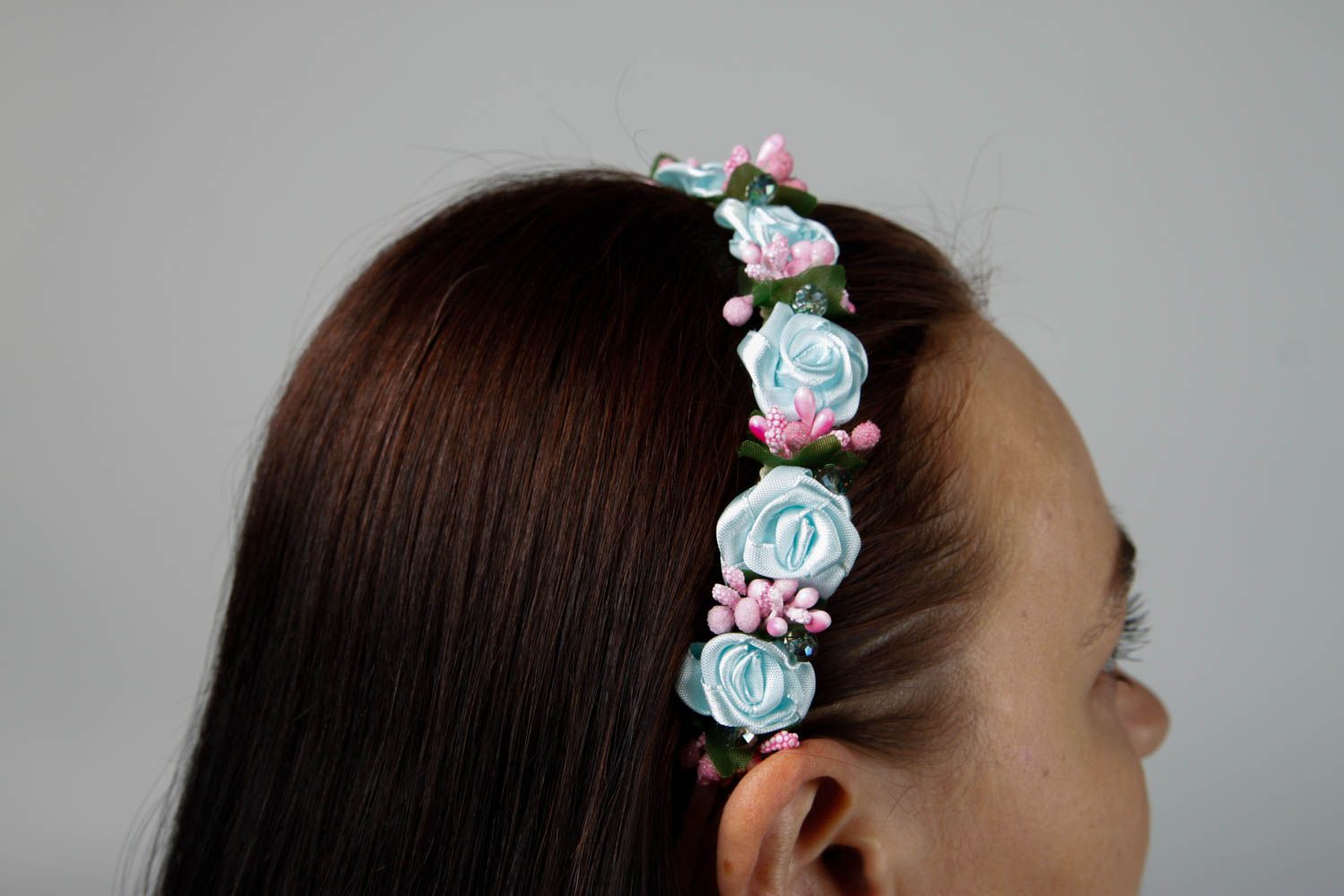 Handmade Blumen Haarreif Accessoire für Frauen mit weißen Rosen Haar Schmuck foto 2