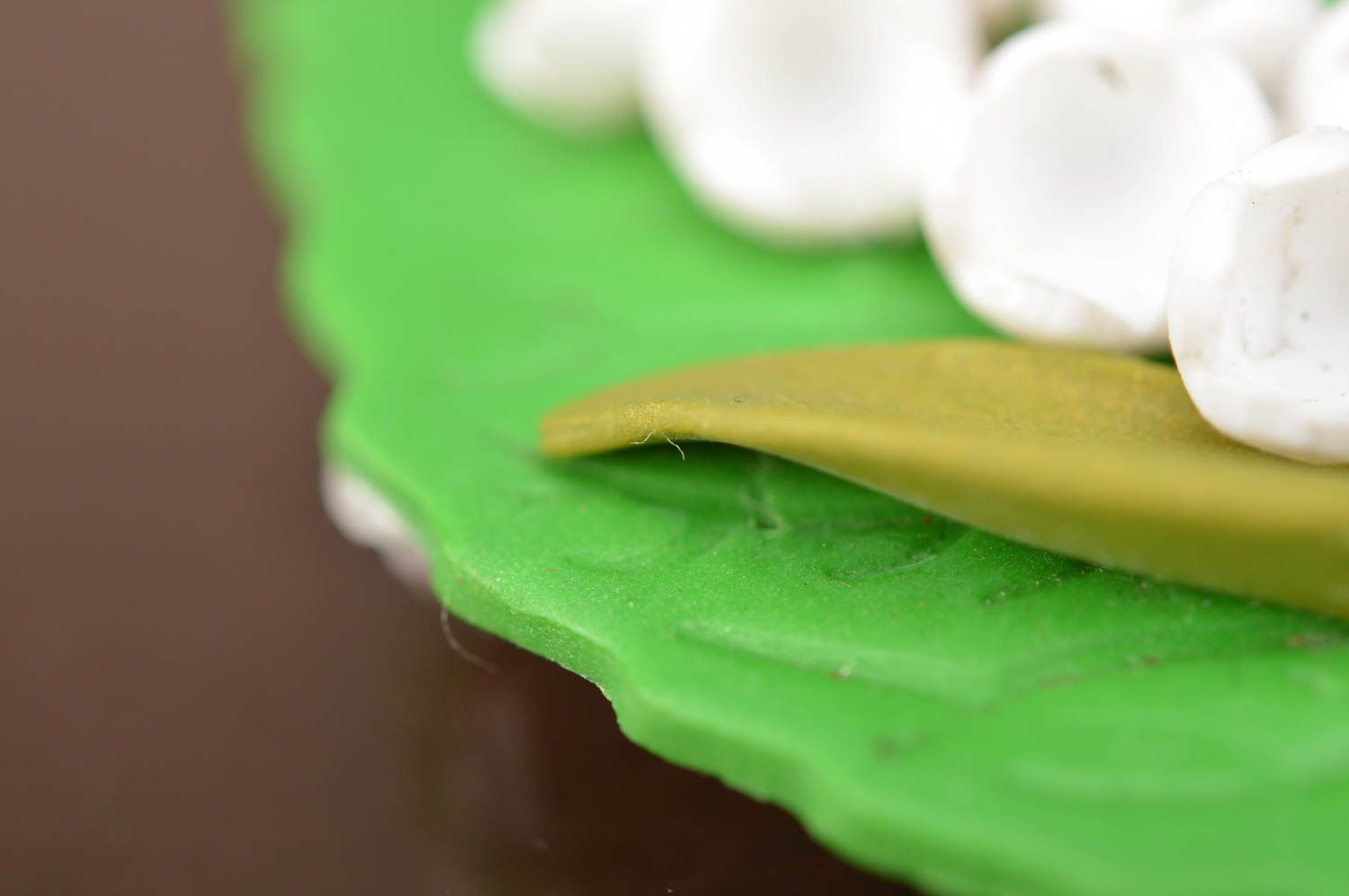 Брошь из полимерной глины ручной работы в виде зеленого листочка с ландышами фото 4