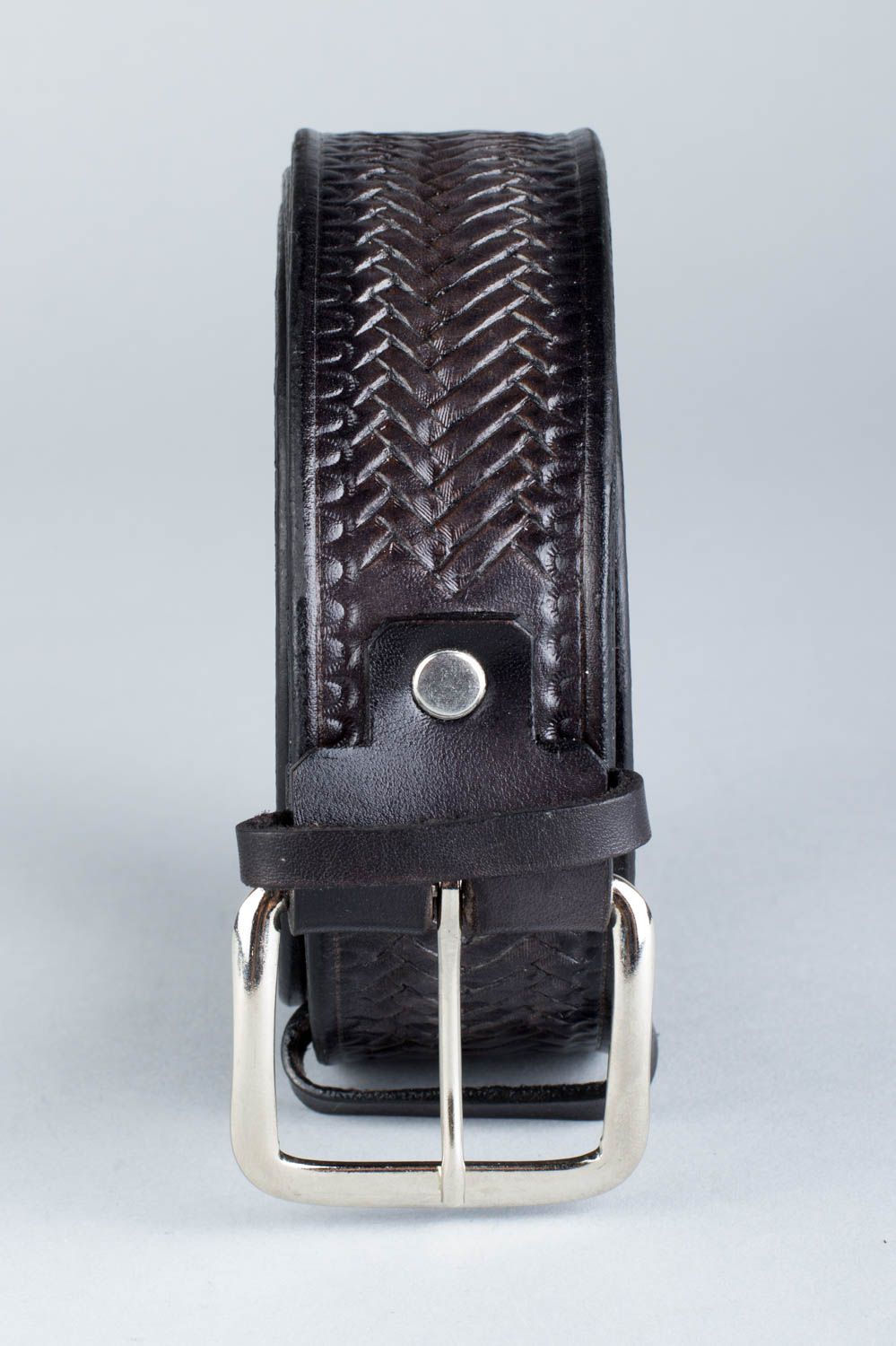 Handmade schwarzer Gürtel aus Leder mit Metall Schnalle und Prägung für Männer foto 2