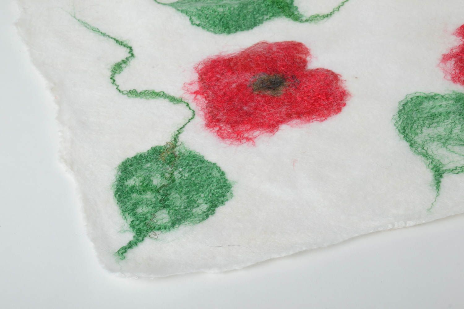 Женский шарф палантин ручной работы валяный палантин из шерсти белый в цветы фото 3
