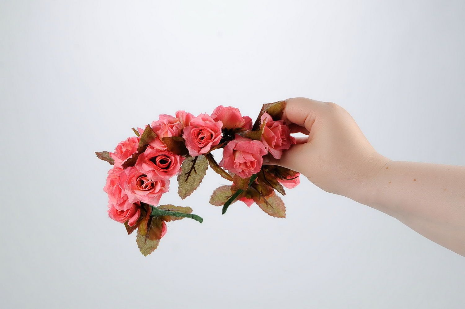 Corona de flores con rosas artificiales foto 2