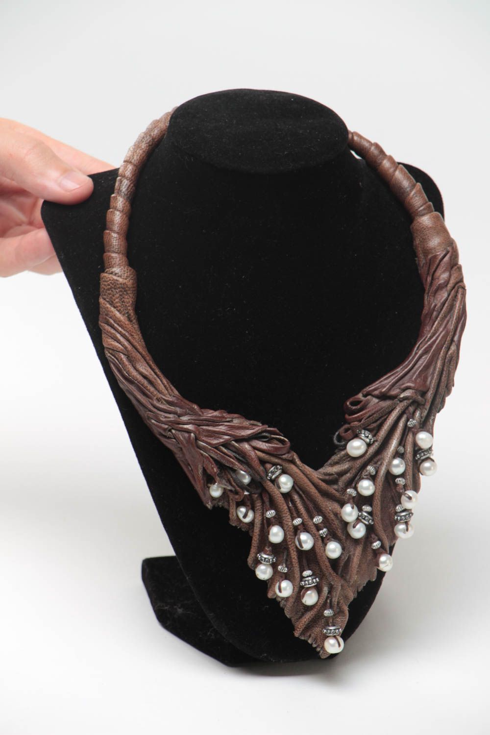 Коричневое ожерелье из кожи с жемчугом ручной работы объемное стильное фото 5
