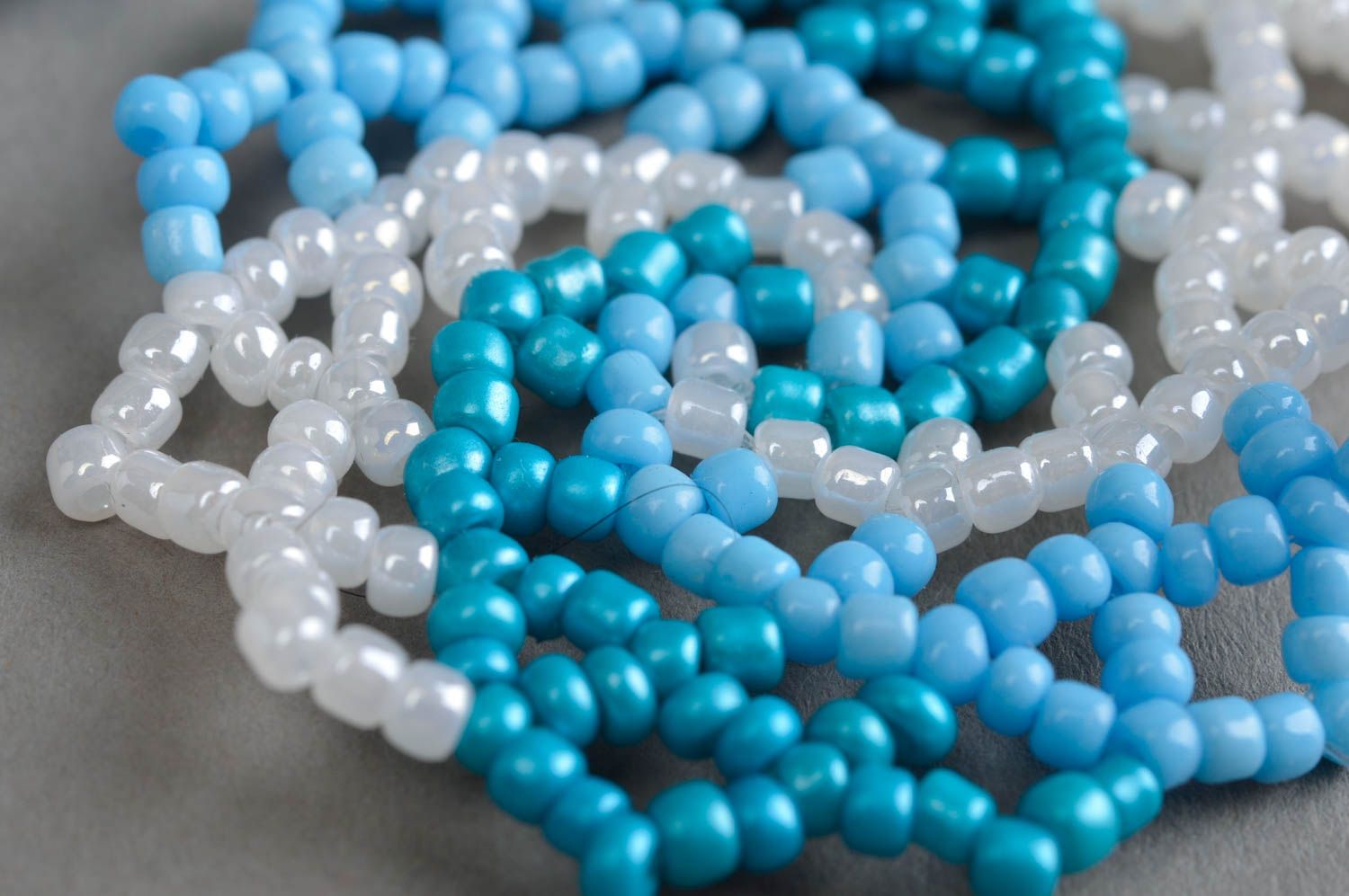 Boucles d'oreilles rondes ajourées en perles de rocaille bleu blanc faites main photo 5