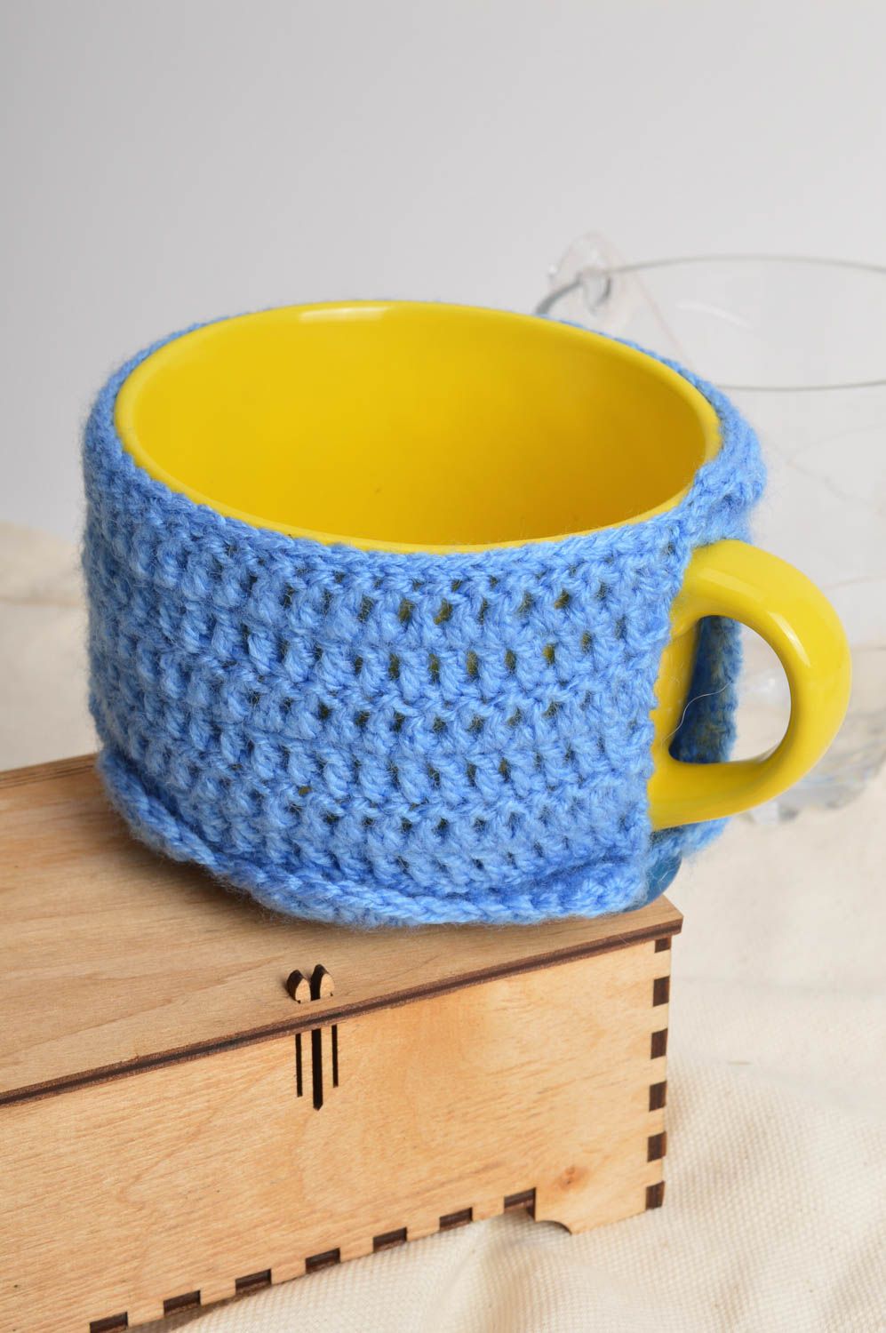 Funda de taza calada tejida de hilos de lana mezclada artesanal de color azul foto 1