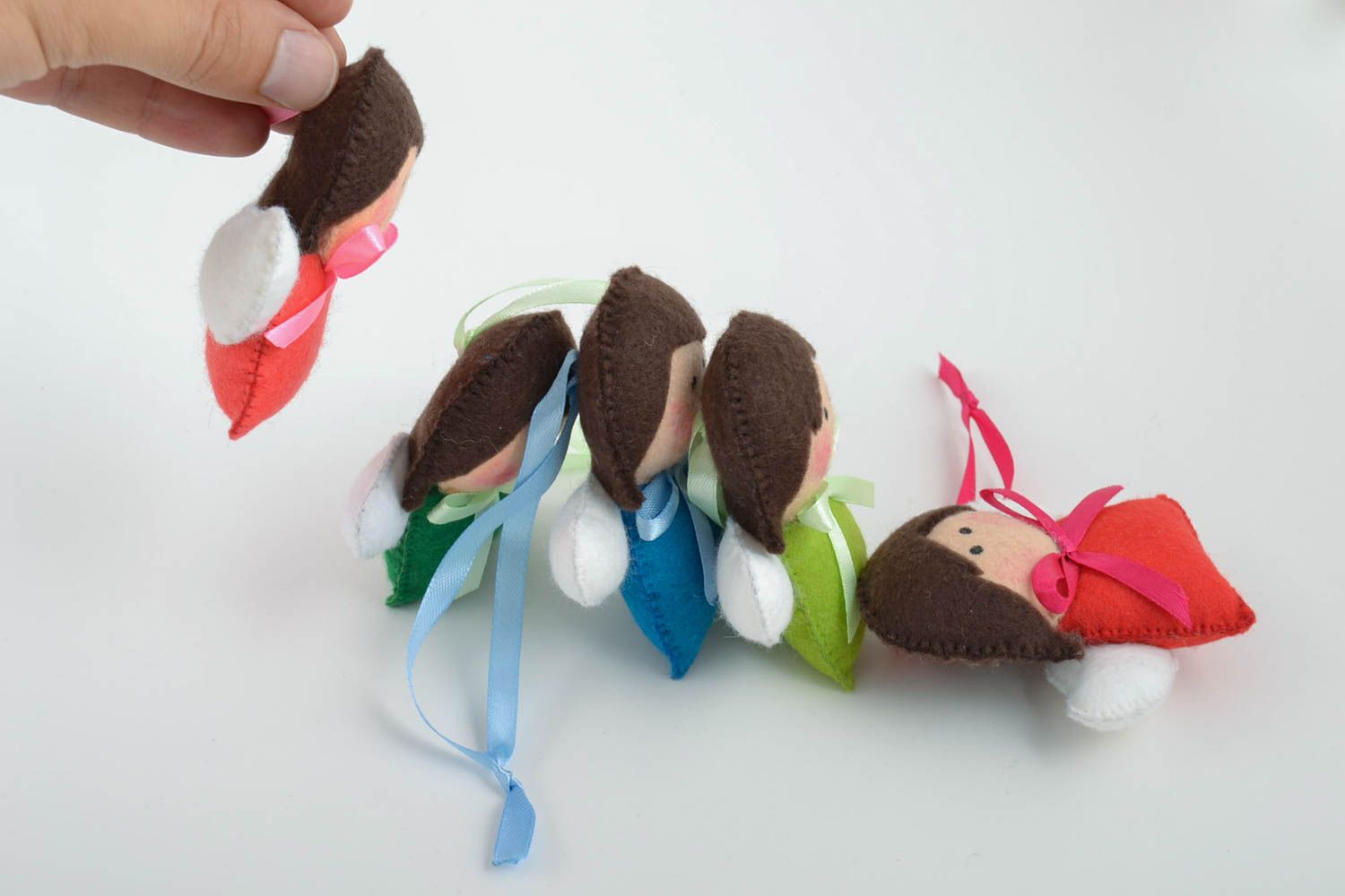 Мягкие игрушки ручной работы ангелочки набор из 5 штук из фетра разноцветные фото 5