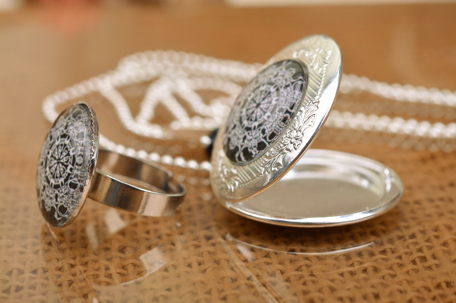 Set de bijoux faits main pendentif et bague ronds couleur argentée style vintage photo 5