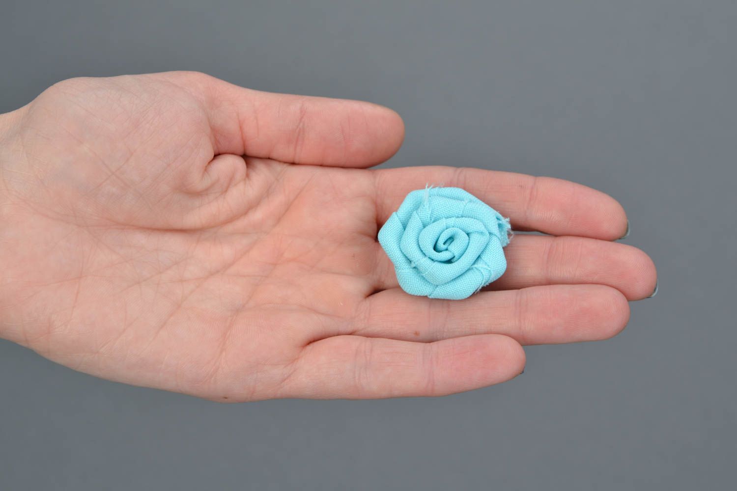 Голубая роза из ткани для броши или заколки ручной работы красивая небольшая фото 2