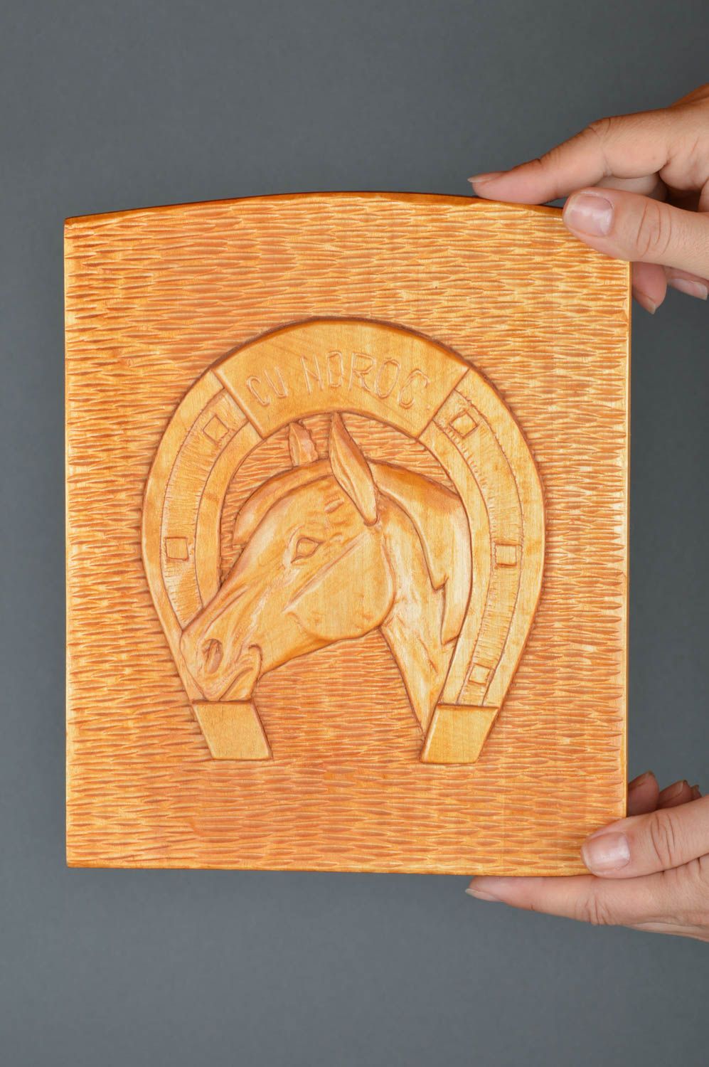 Панно из дерева ручной работы резное с изображением подковы и лошади красивое фото 3
