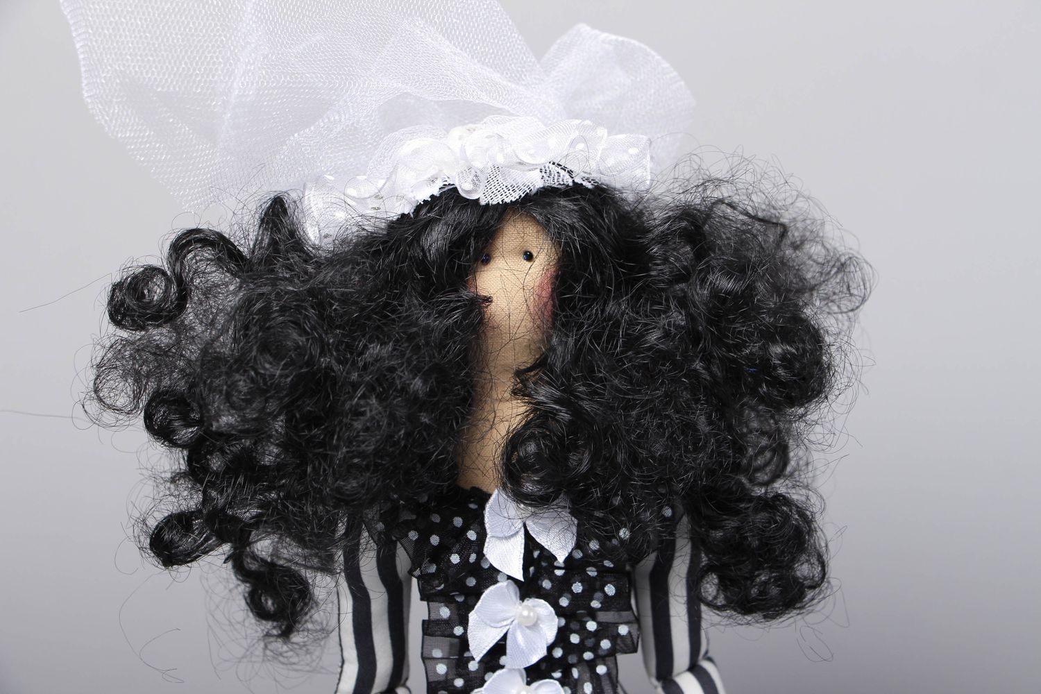 Тканевая кукла черно-белая кудрявая фото 2
