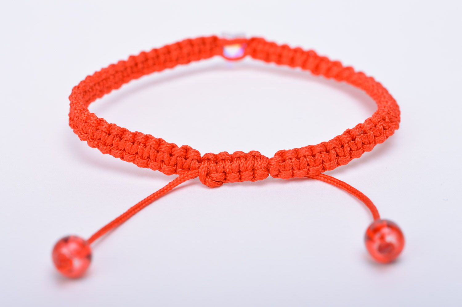 Красный браслет из ниток плетеный с кристаллом ручной работы с регулируемым размером фото 5