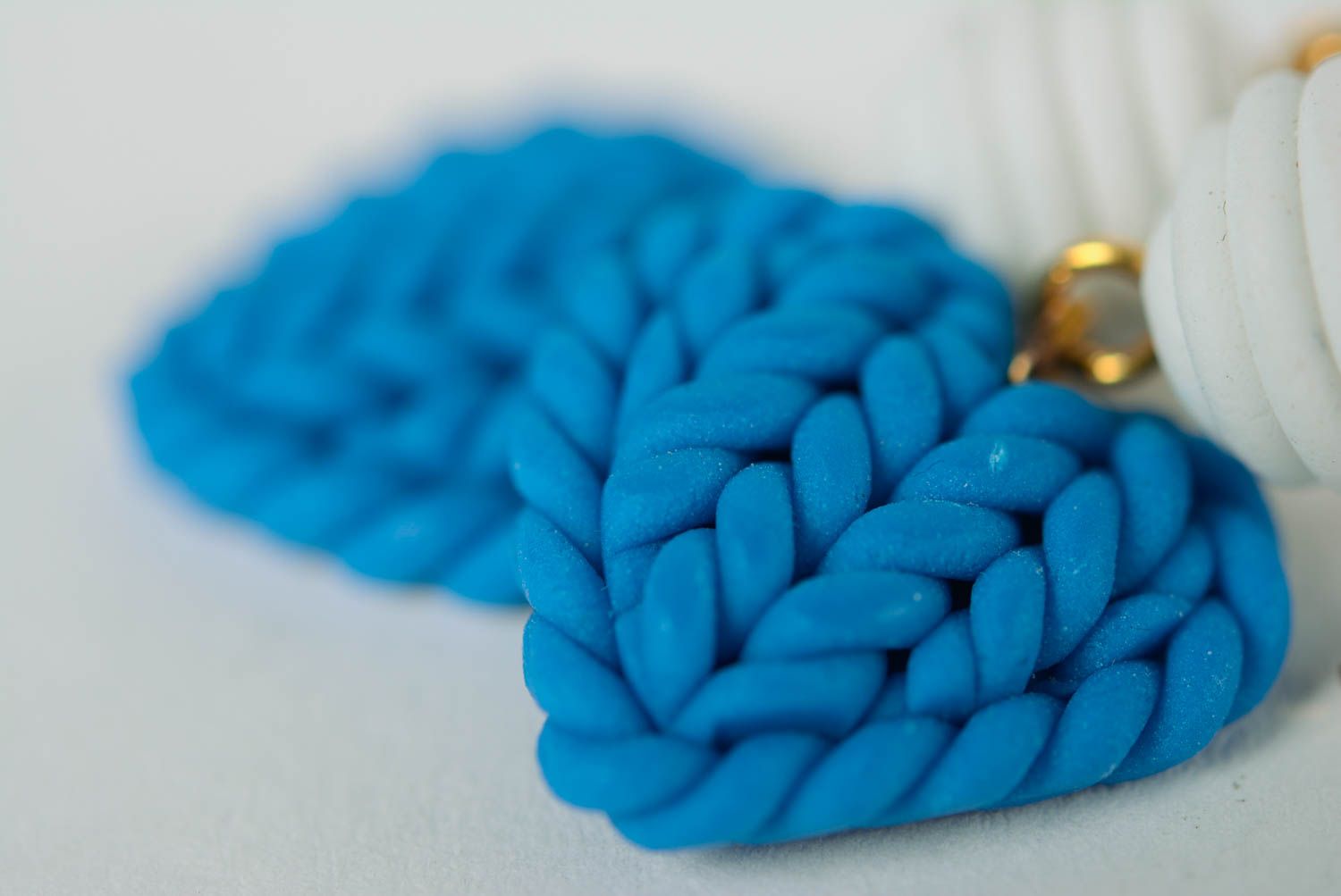 Blaue schöne Herzen Ohrringe aus Polymerton mit Anhängern grell handgemacht für Damen foto 2