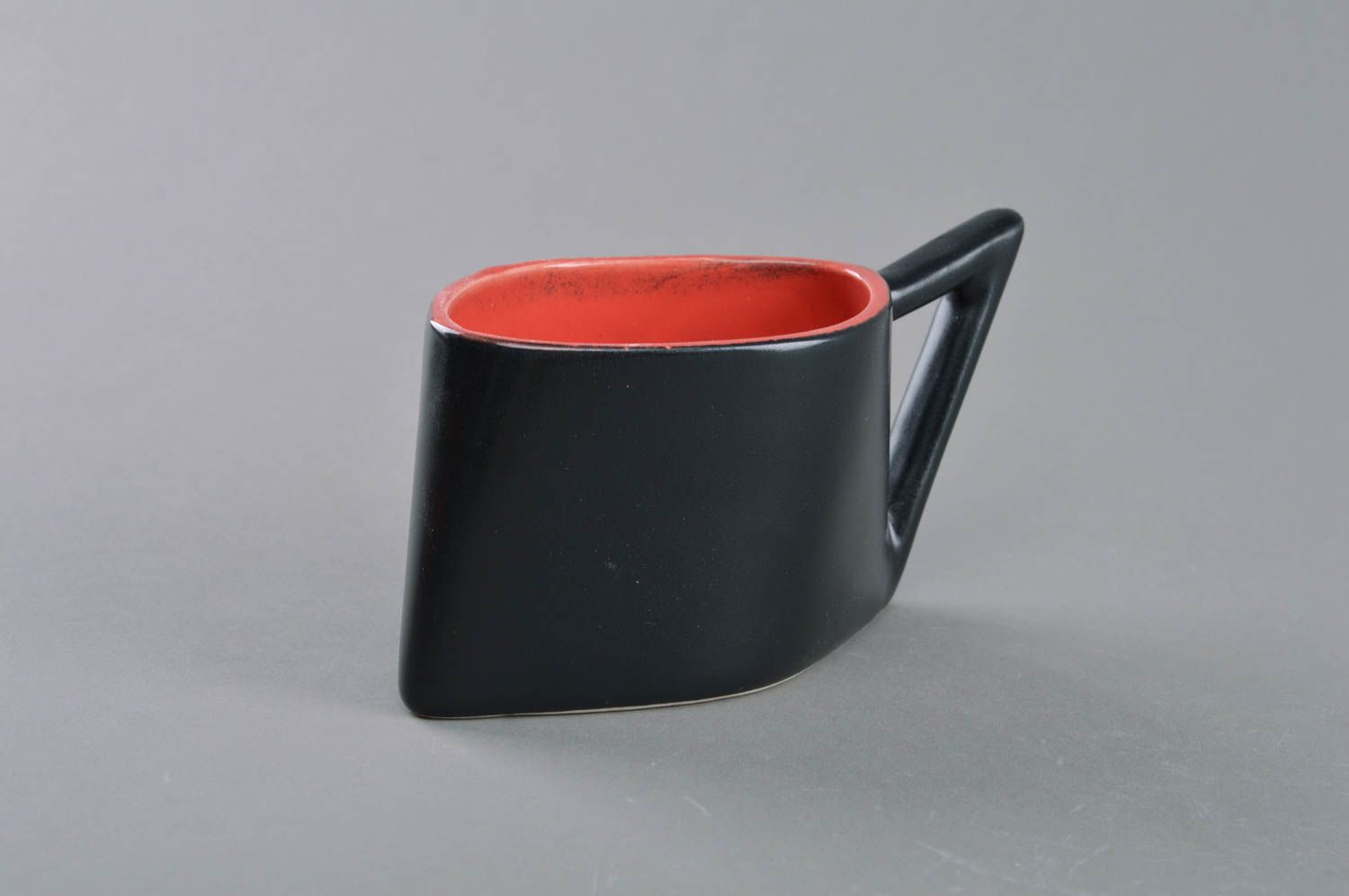 Unique art ceramic coffee cup in red and black color with triangle handle photo 2